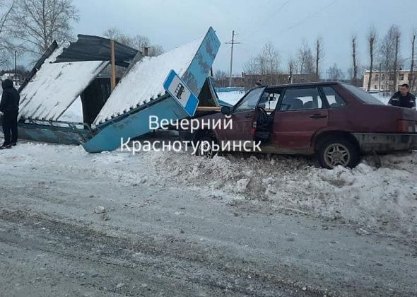 За ДТП  со снесенной остановкой и пострадавшим водителя наказали штрафом 