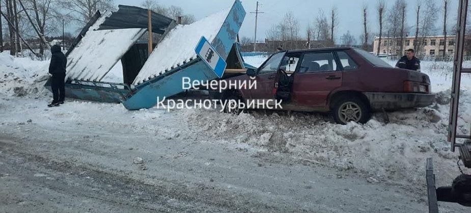 За ДТП  со снесенной остановкой и пострадавшим водителя наказали штрафом 