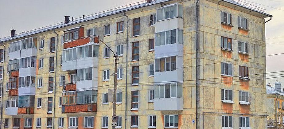 Более трех недель жители верхних этажей нескольких домов жили без холодной воды