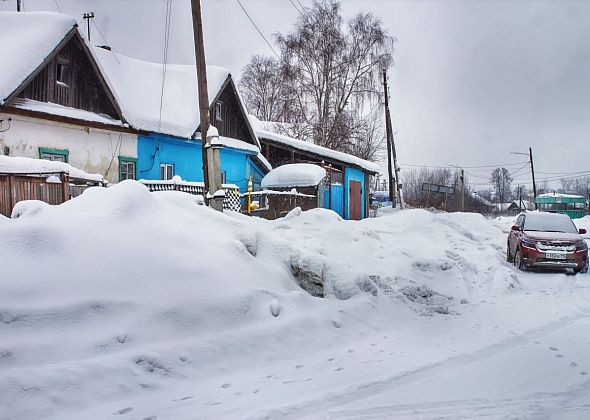 «Нас же затопит весной!» Жительница Набережной жалуется на огромные валы снега возле домов