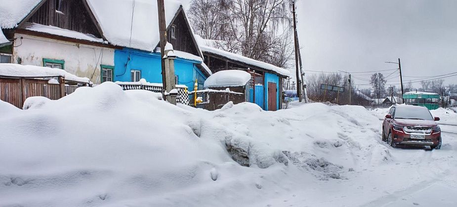 «Нас же затопит весной!» Жительница Набережной жалуется на огромные валы снега возле домов