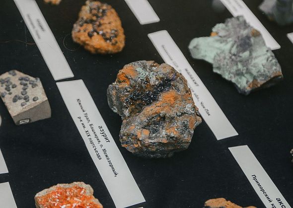 В Краснотурьинске открылась уникальная выставка минералов, бронзовых статуэток и камнерезки 