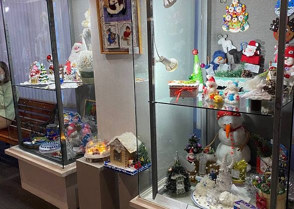 В Краснотурьинске открылась выставка детских работ «Шкатулка новогодних идей»