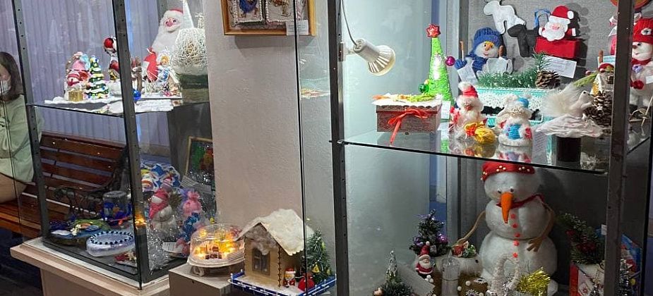 В Краснотурьинске открылась выставка детских работ «Шкатулка новогодних идей»