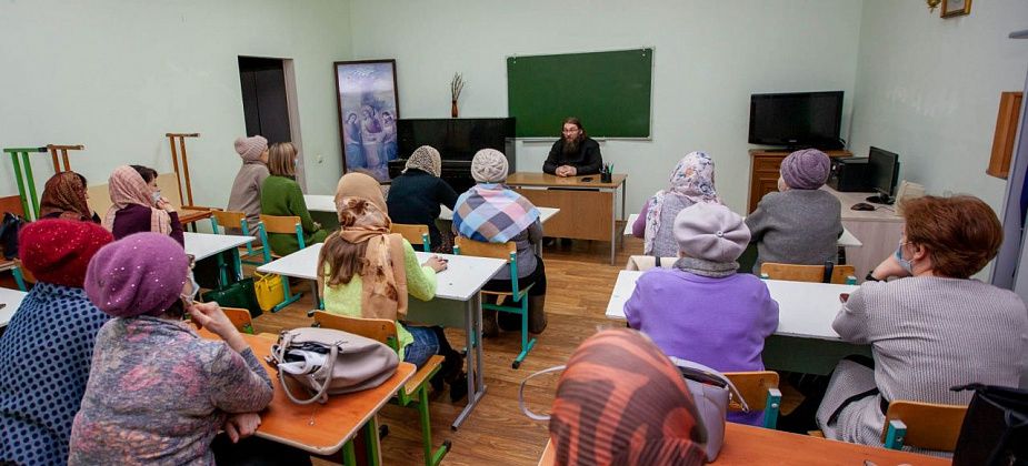 Горожане возобновили обучение в православной школе для взрослых
