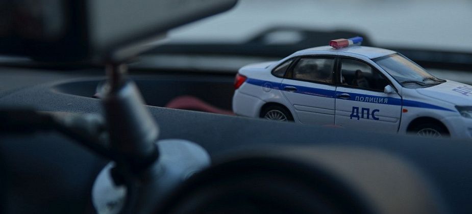 Водителя, сломавшего ногу пенсионерке, оштрафовали на 10 000 рублей