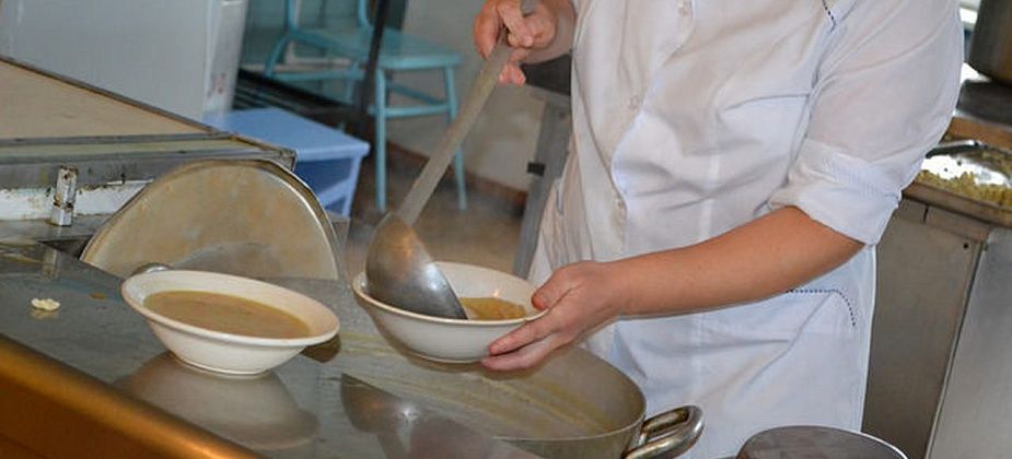 В столовой, где питались отравившиеся хоккеисты, найден ряд нарушений