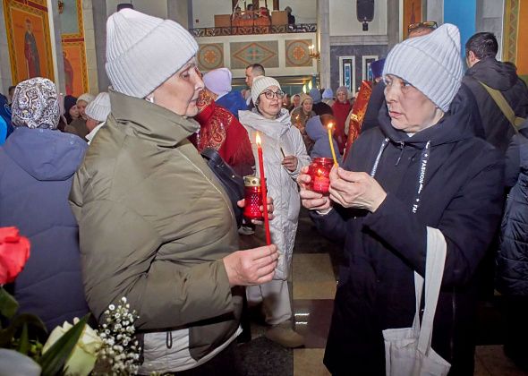 Благодатный огонь в соборе раздали двум сотням прихожан
