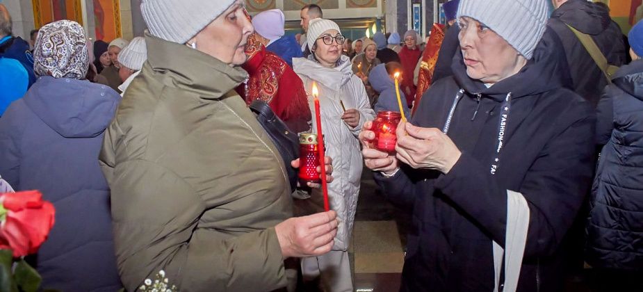 Благодатный огонь в соборе раздали двум сотням прихожан