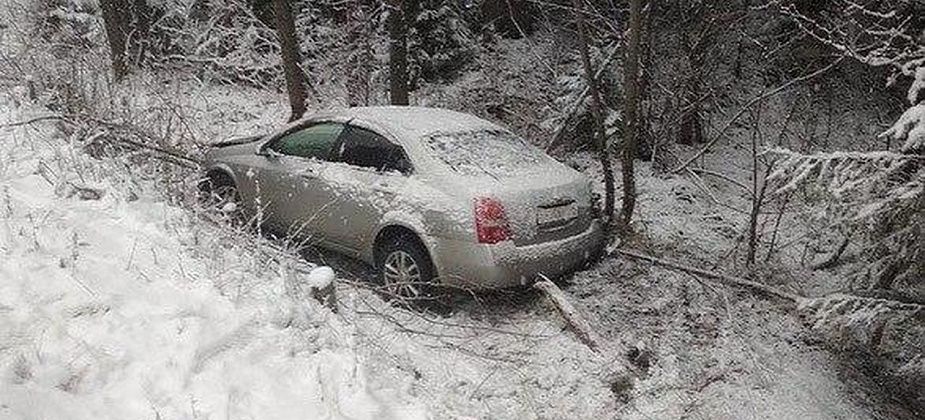 Заснеженное утро обернулось серией аварий. В ДТП пострадала женщина