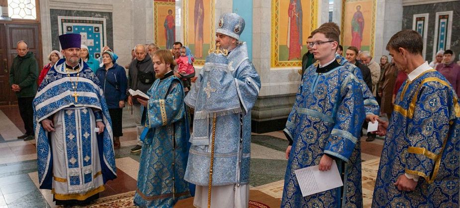 В Рождество Богородицы литургию в соборе возглавил епископ