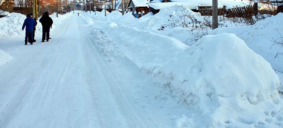 Двойная очистка. После чистки улицы от снега, чтобы проехать к домам, жители берутся за лопаты