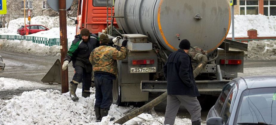 Жители трех домов уже третий день живут практически без холодной воды