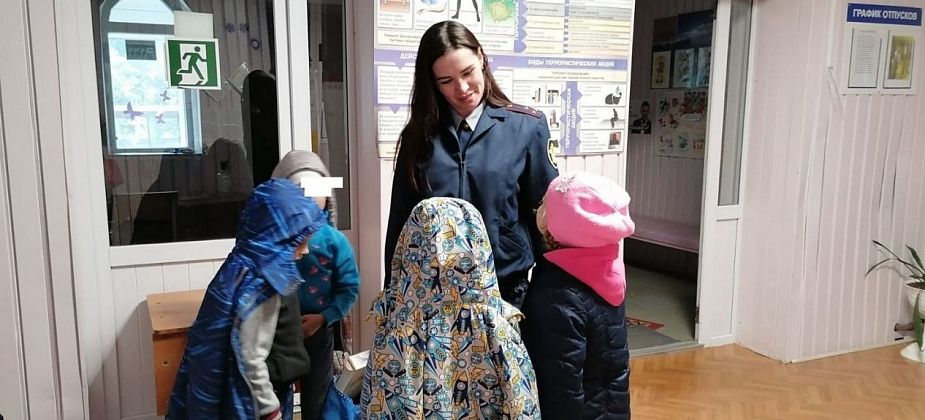 Сотрудники и осужденные колонии подарили сиротам подарки