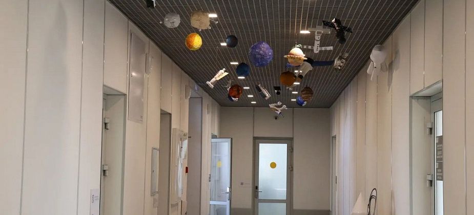 В «Кванториуме» открылась космическая выставка детских поделок