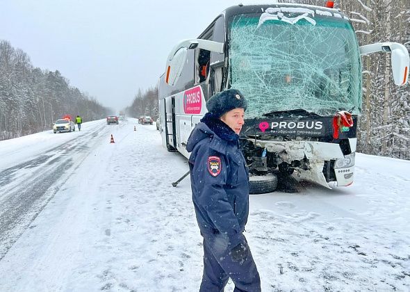 Автобус маршрута Карпинск-Краснотурьинск-Екатеринбург попал в жуткое ДТП на трассе