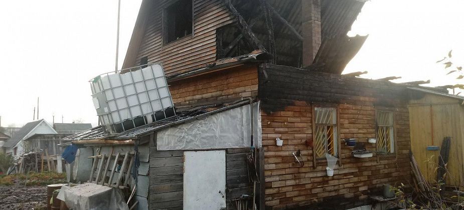 Из-за короткого замыкания сгорела крыша и мансарда садового дома