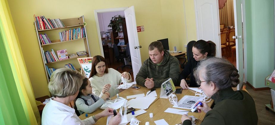 В библиотеке краснотурьинцев учат изготавливать новогодние поделки