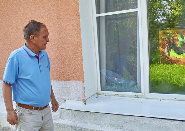 Ночью хулиган доской разбил два окна в квартире пенсионеров. И попал на камеру