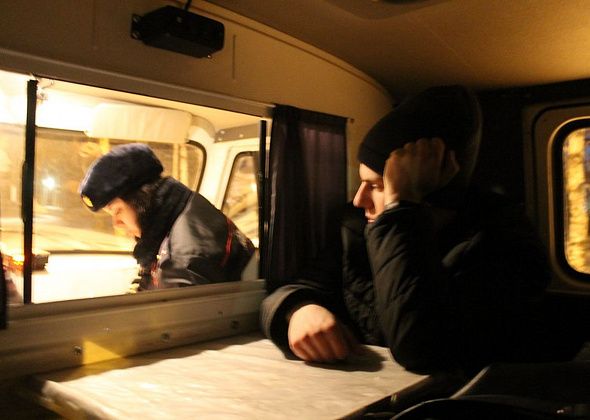 Родителей подростка, задержанного полицией во время комендантского часа, оштрафовали