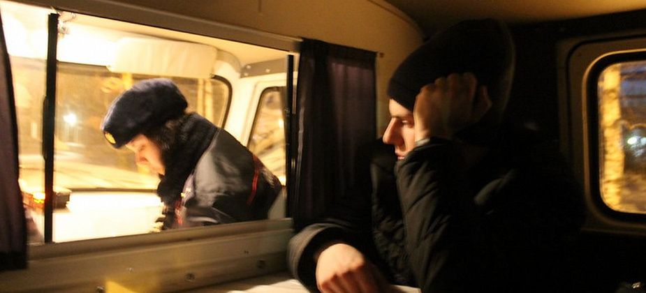Родителей подростка, задержанного полицией во время комендантского часа, оштрафовали