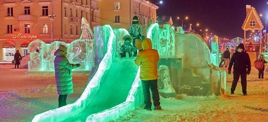 Город готовится к новогодним праздникам 