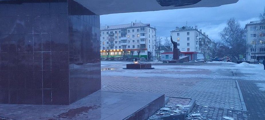 Мемориал на площади вновь осыпался