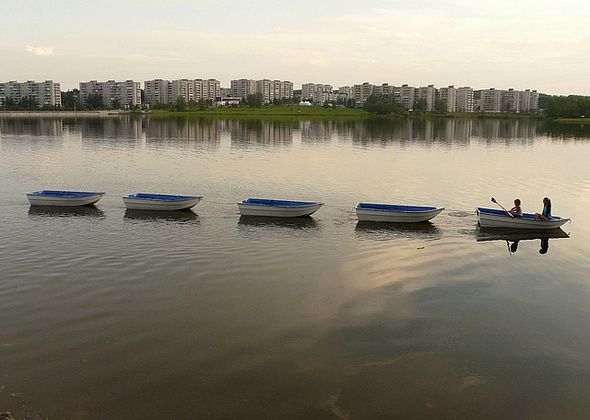 Бизнес-леди, управляющая прокатом лодок, и ее сын стали фигурантами уголовного дела. Летом на воде произошла крупная авария