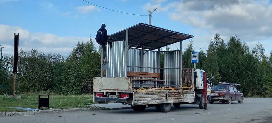 Две новые остановки монтируют в пригородах города 