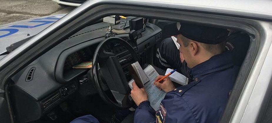 В Краснотурьинске следили, как пешеходы переходят дорогу