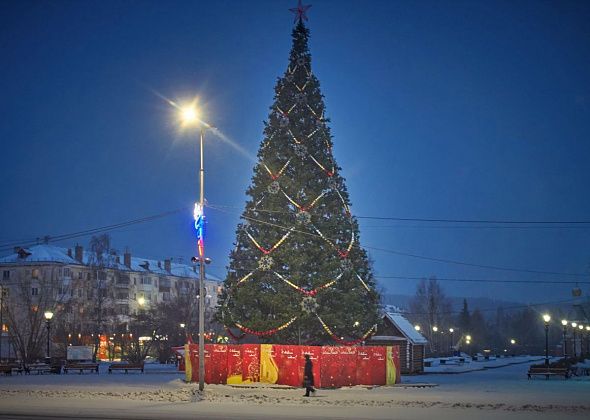 Новогодняя елка на площади готова, но включат ее нескоро