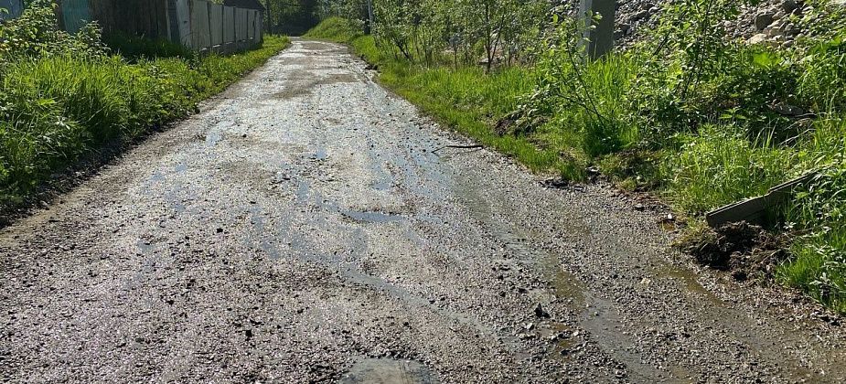 В восточной части города прорвало колодец