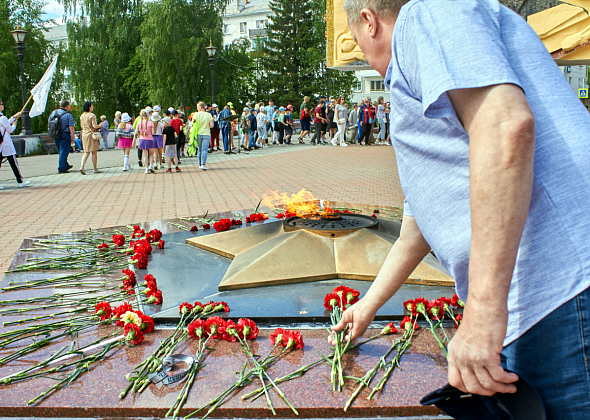 В День памяти и скорби краснотурьинцы возложили цветы к мемориалу памяти погибшим и Вечному огню