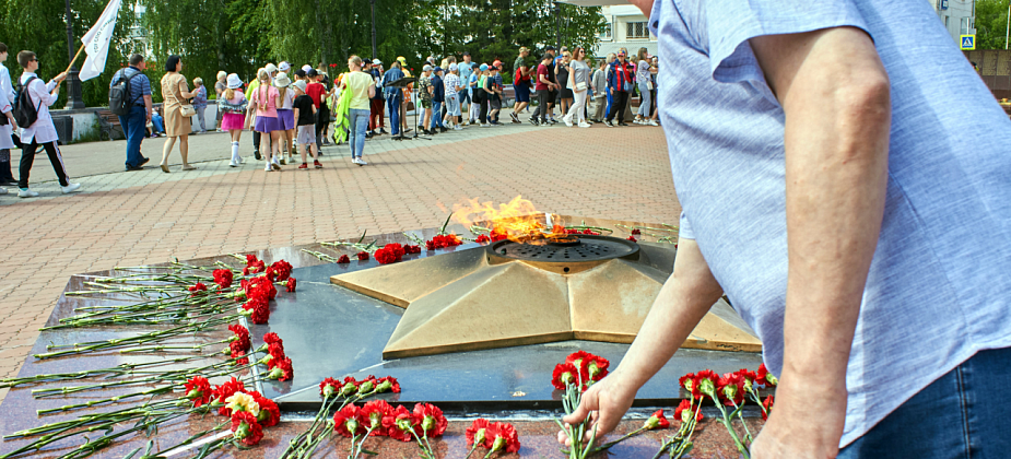 В День памяти и скорби краснотурьинцы возложили цветы к мемориалу памяти погибшим и Вечному огню