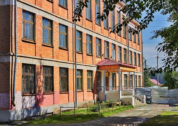 Школа № 15 готовится к обновлению. С ремонтом фасада помог бывший ученик из Ульяновска