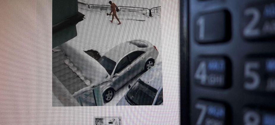 В Краснотурьинске голый мужчина с веником и совком в руках гулял по городу
