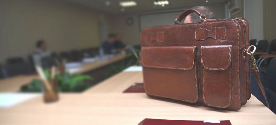 У кого большой доход, а кто владеет землей: чиновники отчитались о доходах 