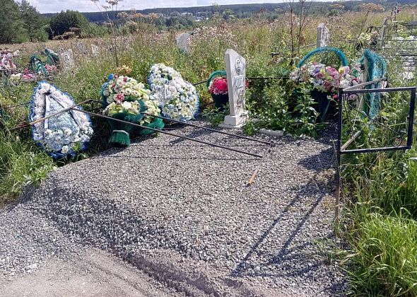 «Глаза на лоб полезли»: горожанка нашла вывернутой оградку на могиле мужа