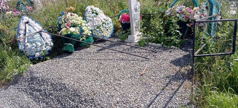«Глаза на лоб полезли»: горожанка нашла вывернутой оградку на могиле мужа