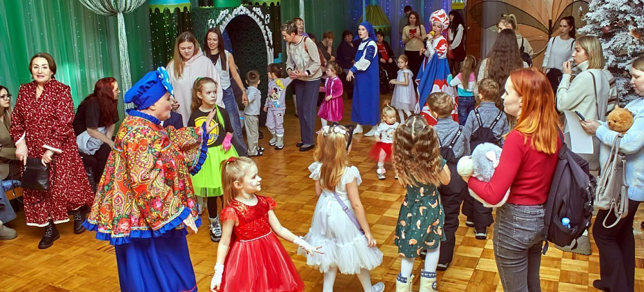 В театре вручили подарки победителям конкурса «Новогодние окна»