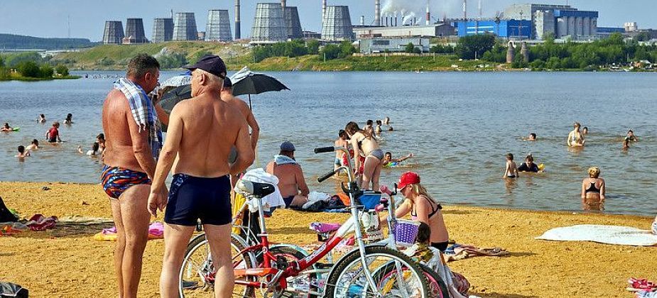 Мужчина выпал из лодки, которая потом врезалась в берег рядом с плавающими детьми