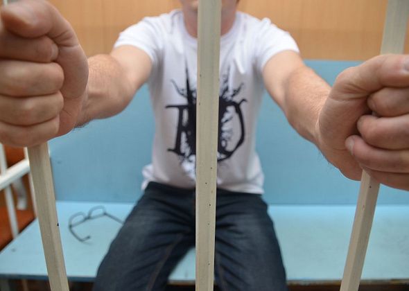 Суд оставил под стражей мужчину, обвиняемого в избиении сожительницы и ограблении магазина