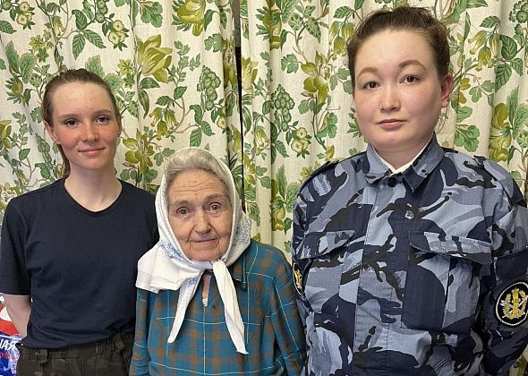 Сотрудницы колонии помогли ветерану Великой Отечественной прибраться в квартире