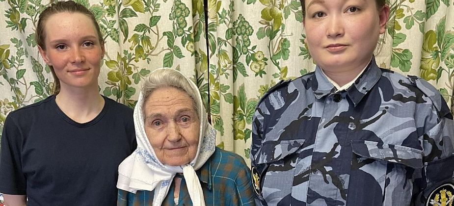 Сотрудницы колонии помогли ветерану Великой Отечественной прибраться в квартире