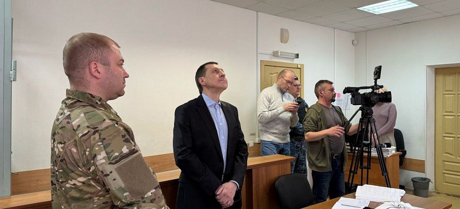 Осужден мужчина, которому наркомагазин подкинул свиную голову и привез гроб к дому