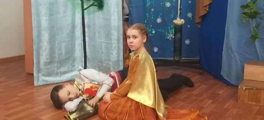 Семейный театр "Небесные лучики" совместно с городской библиотекой сняли спектакль "Путешествие в Нарнию"