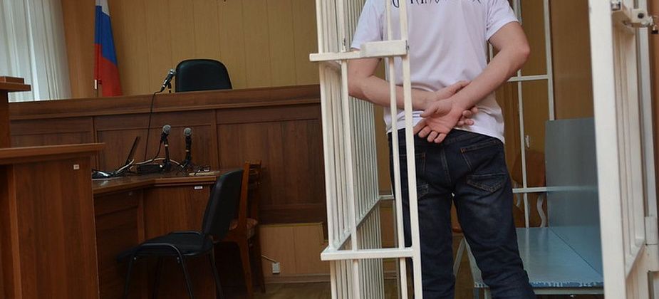 Мужчина дважды повреждал плечо сожительнице. Он отделался условным сроком