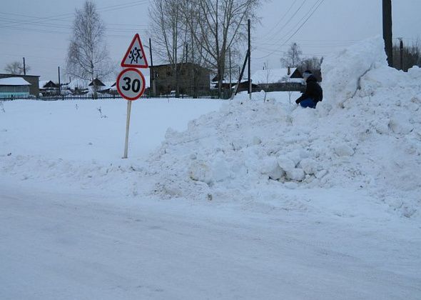 Краснотурьинские дети катаются на опасных горках возле дорог. ГИБДД просит родителей поговорить с детьми