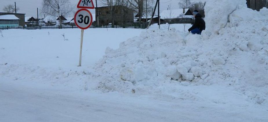 Краснотурьинские дети катаются на опасных горках возле дорог. ГИБДД просит родителей поговорить с детьми
