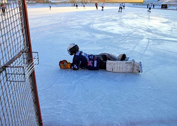 Хоккеисты «Маяка» играют на областных соревнованиях в Карпинске